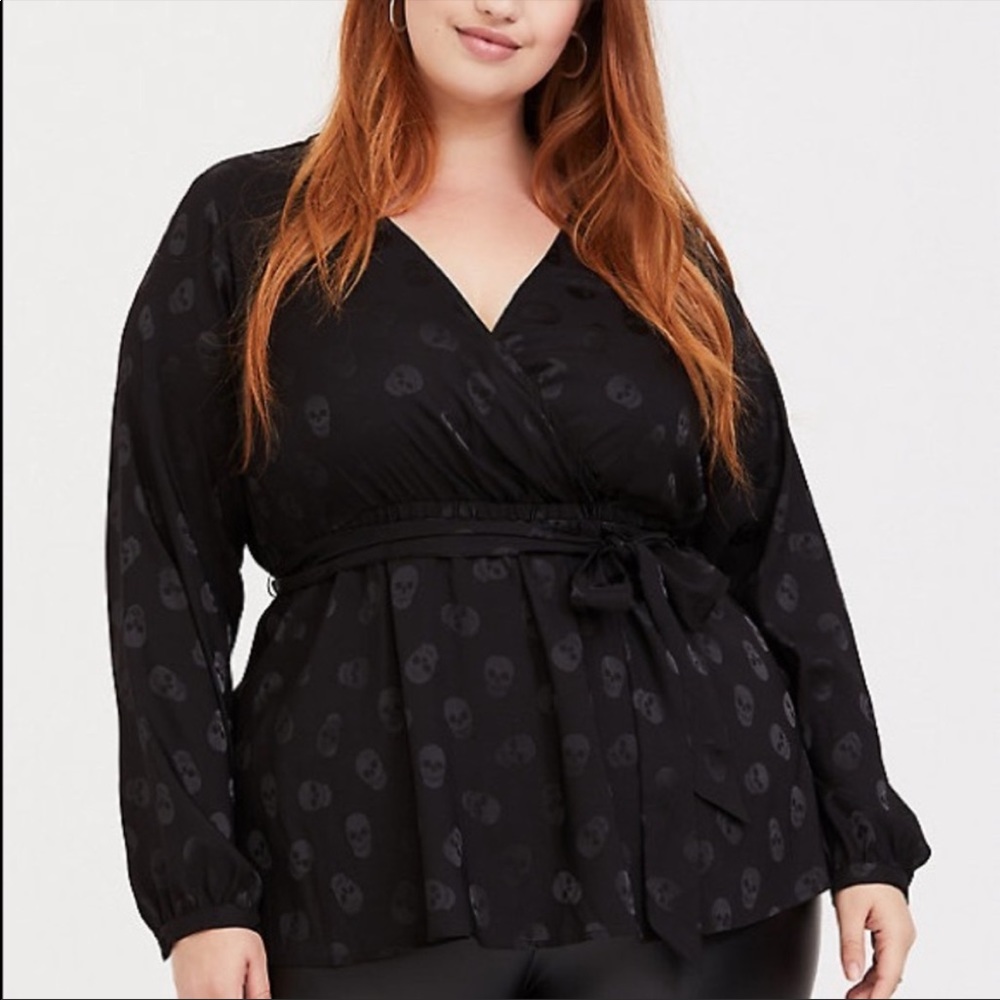 TORRID 5 BLACK JACQUARD SKULL SURPLICE BABYDOLL